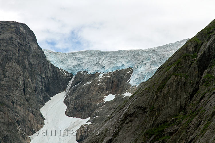 Close up van de Brenndalsbreen bij Olden in Noorwegen