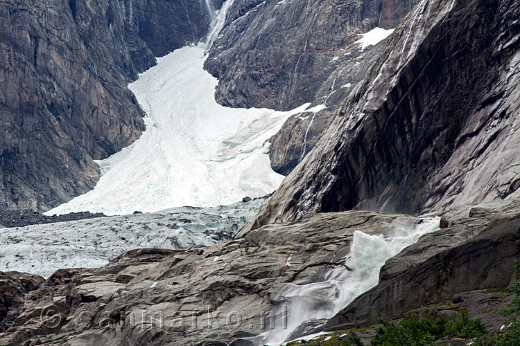 Grote watervallen in het midden stuk van de Brenndalsbreen bij Olden