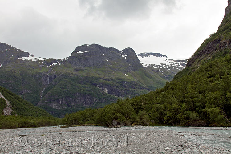 Uitzicht van de morenen op de Brenndalsbreen in Noorwegen