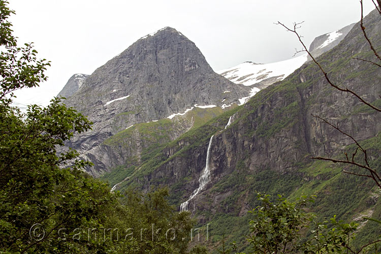 Een mooie waterval gezien van het wandelpad bij de Brenndalsbreen