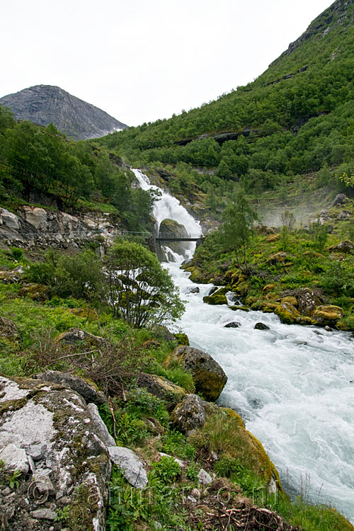 Vanaf het wandelpad de Briksdalselva en de Kleivafossen bij de Briksdalsbreen