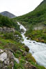 Vanaf het wandelpad de Briksdalselva en de Kleivafossen bij de Briksdalsbreen