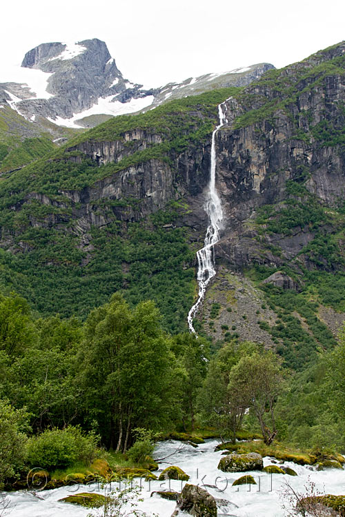 De Tjøtaelva in het dal van de Briksdalsbreen bij Olden in Noorwegen