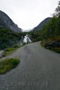 Wandelen over een brede weg met uitzicht op de Kleivafossen en de Briksdalsbreen