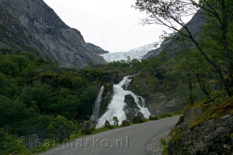 vanaf het wandelpad uitzicht op de Kleivafossen en de Briksdalsbreen bij Olden