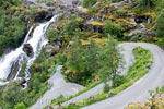 Bij de Kleivafossen via haardspeldbochten wandelen we naar de Briksdalsbreen