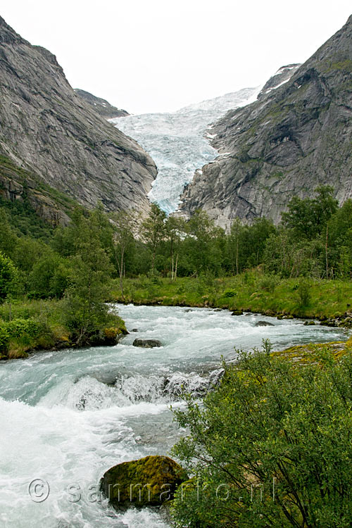 Vanaf de brug over de Briksdalselva een schitterend uitzicht over de Briksdalsbreen