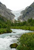 Vanaf de brug over de Briksdalselva een schitterend uitzicht over de Briksdalsbreen