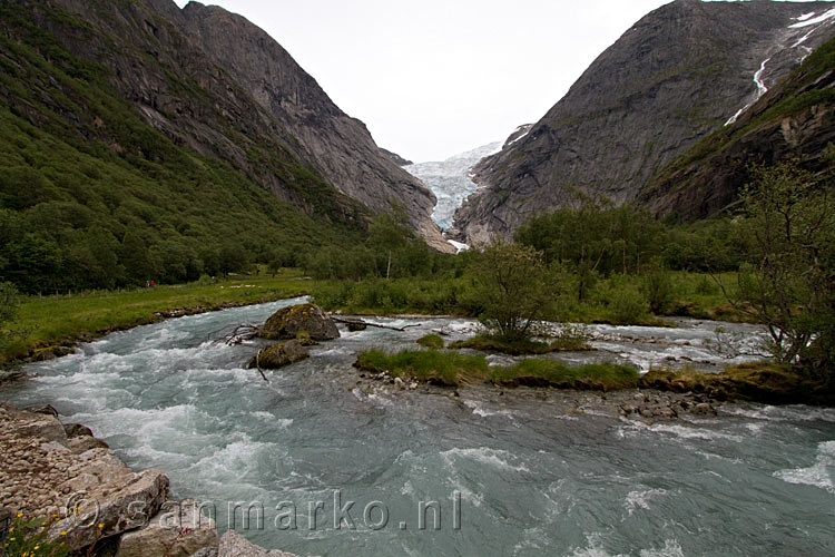 Een schitterend uitzicht over de Briksdalselva en de Briksdalsbreen bij Olden