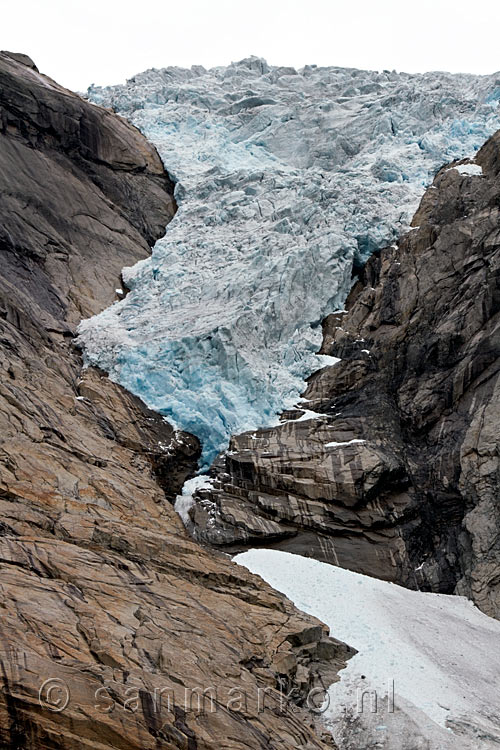 Het bovenste deel van de schitterende Briksdalsbreen bij Olden in Noorwegen