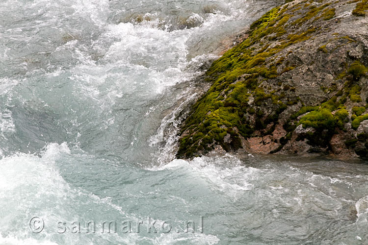 Het kolkende water van de Briksdalselva bij de Briksdalsbreen in Noorwegen