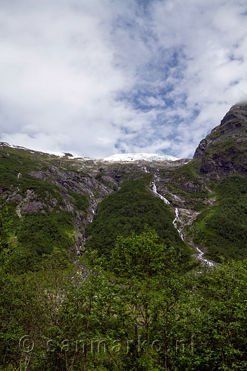 De Skålebreen in het dal van de Bødalsbreen een uitloper van de Jostedalsbreen