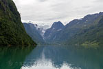 Vanaf het meer een schitterend uitzicht op de Jostedalsbreen in Noorwegen