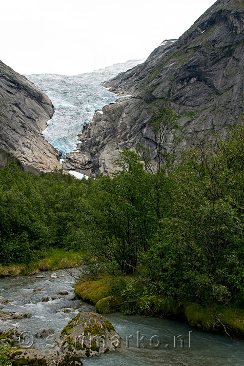 Uitzicht vanaf het wandelpad naar de Briksdalbreen bij Jostedalsbreen