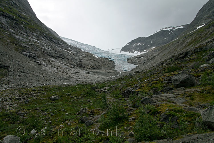 Vanaf het wandelpad de Kjenndalsbreen de uitloper van de Jostedalsbreen