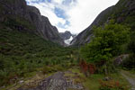 Vanaf het wandelpad een uitzicht op de Brenndalsbreen bij Olden