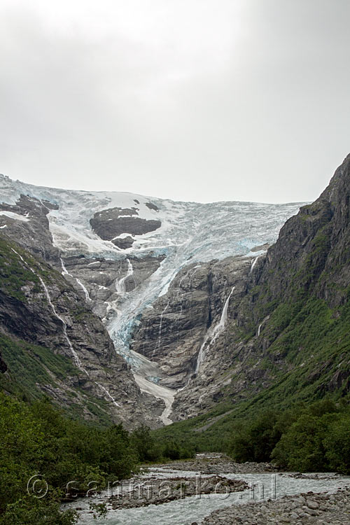 Vanaf het wandelpad een schitterend uitzicht op de Kjenndalsbreen bij Loen