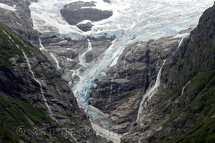 De Kjenndalsbreen gezien vanaf een uitzichtpunt langs het wandelpad