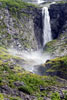 Een schitterende waterval bij de Kjenndalsbreen bij Loen in Noorwegen