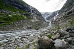 Vanaf het wandelpad de morenen en de Kjenndalsbreen bij Loen in Noorwegen