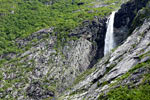 Nog een mooie waterval in de vallei van de Kjenndalsbreen bij Loen