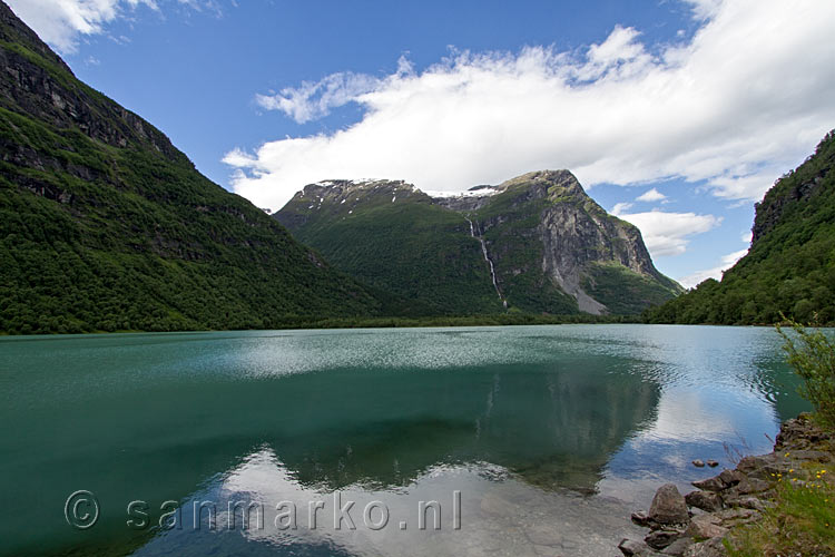 Uitzicht op de Lovatnet in de vallei van de Kjenndalsbreen in Noorwegen