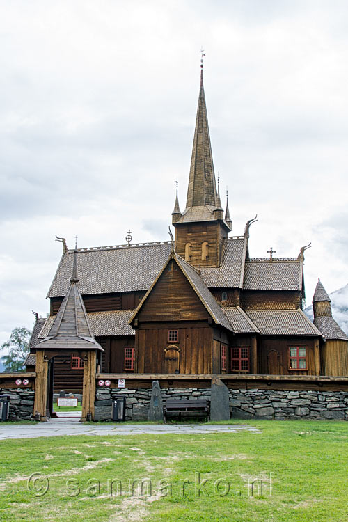 De houten Staafkerk van Lom bij Jotunheimen Nasjonal Park in Noorwegen