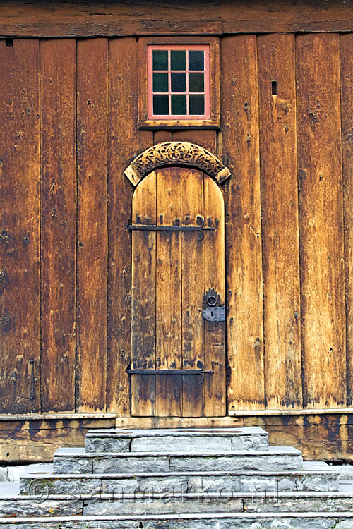 De mooi houtgesneden details van de Staafkerk van Lom in Noorwegen