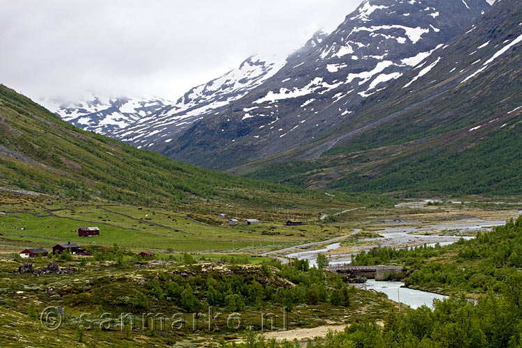 Uitzicht vanaf snelweg 55 op de schitterende vallei van Jotunheimen NP