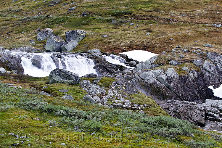 Deze kleine waterval vinden we langs de 55 in Jotunheimen Nasjonal Park