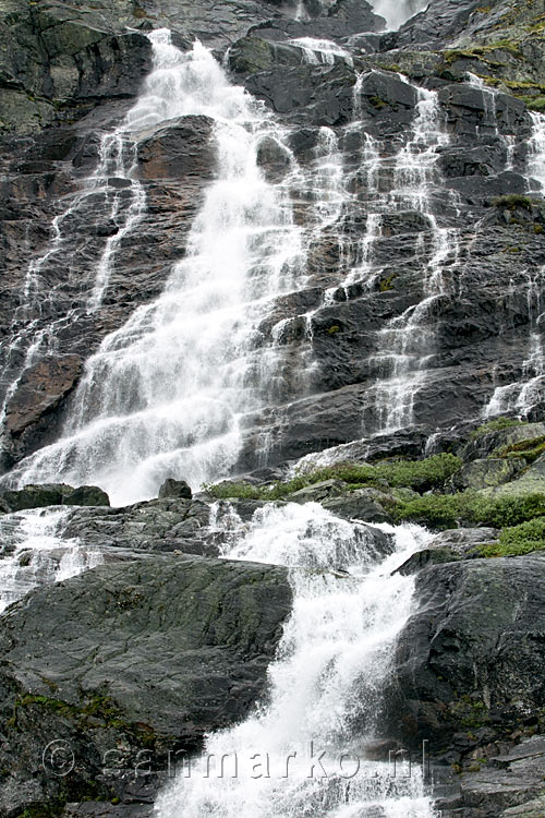 Vanaf een parkeerplaats deze gave waterval in Jotunheimen Nasjonal Park