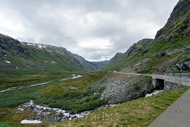 Uitzicht over de weg door een schitterend Jotunheimen NP in Noorwegen