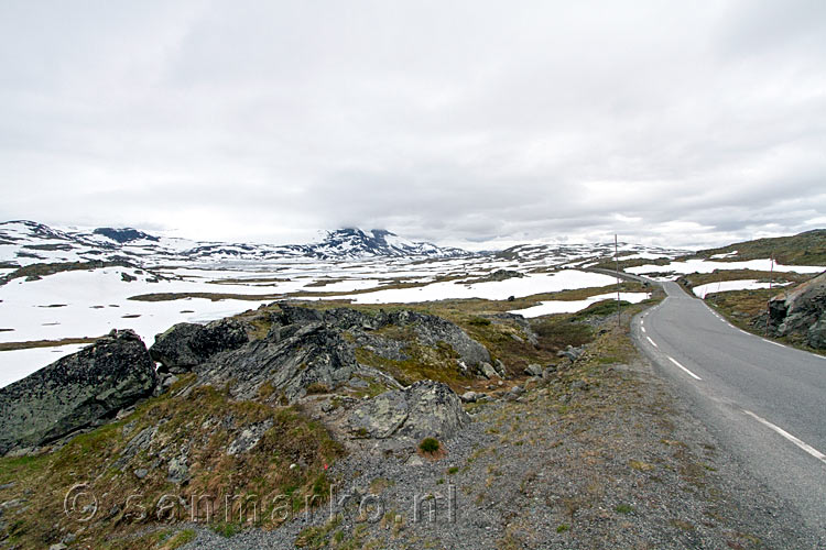 De uitgestrekte natuur in het vooorjaar in Jotunheimen Nasjonal Park