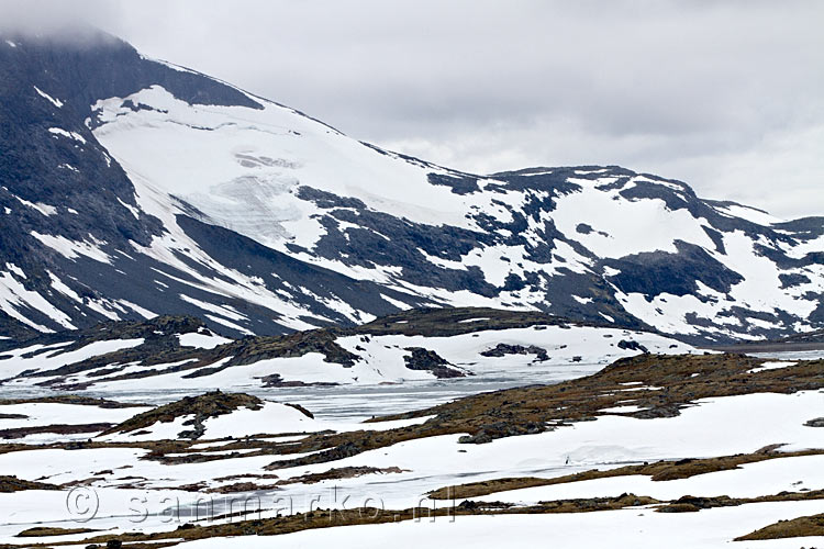 De bergen in de wolken in Jotunheimen Nasjonal Park in Noorwegen