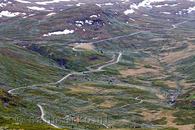 Vanaf een uitzichtpunt een blik op de weg door Jotunheimen Nasjonal Park