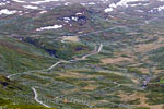 Vanaf een uitzichtpunt een blik op de weg door Jotunheimen Nasjonal Park