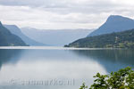 Uitzicht vanaf Skjolden op Lusterfjord in Noorwegen