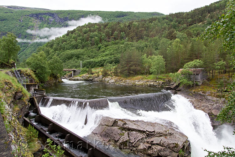 Een dam voor electriciteit in de Lærdalselva in het Lærdal in Noorwegen