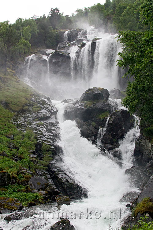 De Sjurhaugsfossen langs het wandelpad in het Lærdal in Noorwegen