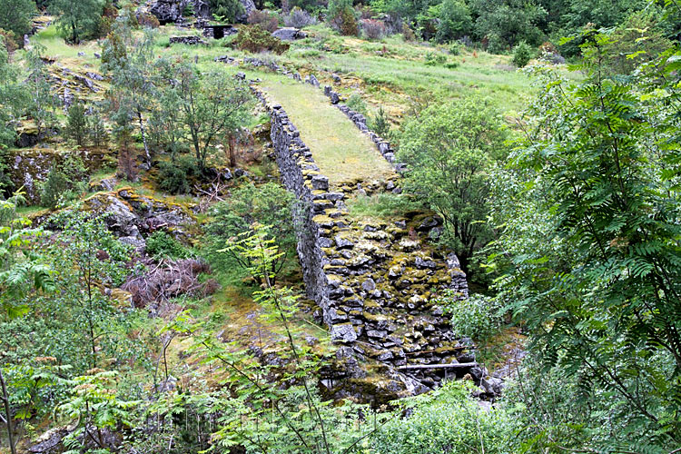 De oude weg over de Lærdalselvi langs de Historische Route in het Lærdal