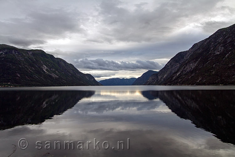 Uitzicht op het Songefjord bij Lærdalsøyri in Noorwegen