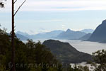 Het uitzicht over de fjorden bij Hareid wandelend naar de Melshornet