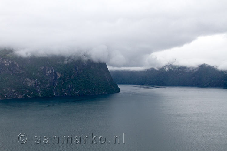 Het uitzicht over de fjorden tijdens de autoreis van Ålesund naar Dombås