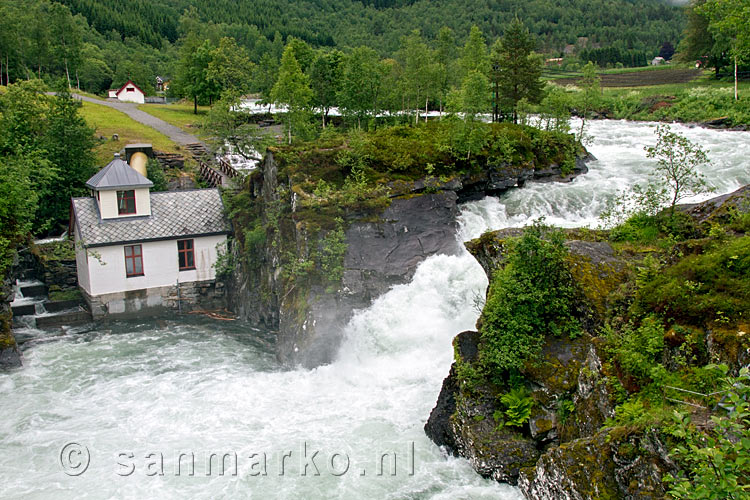 Tijdens de autoreis een leuke waterval in Valldal bij Holsbrua in Noorwegen