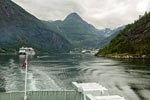Vanaf de veerboot naar Hellesylt het uitzicht op het Geirangerfjord
