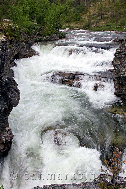 Het begin van de Fallfossen in Rondane Nasjonal Park in Noorwegen