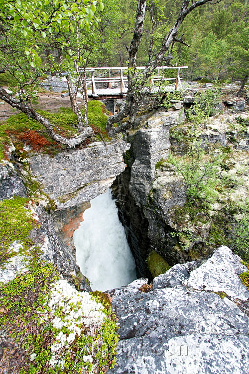 De brug over de bulderende Fallfossen in Grimsdalen in Rondane NP