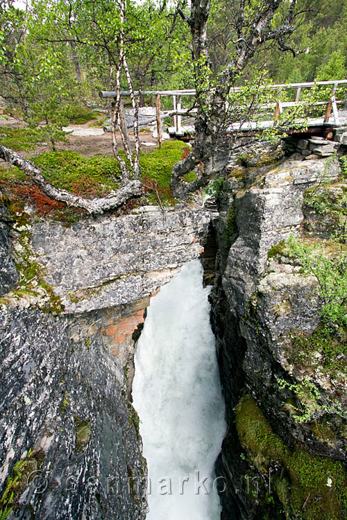 De Fallfossen gezien vanaf het wandelpad in Grimsdalen in Rondane NP