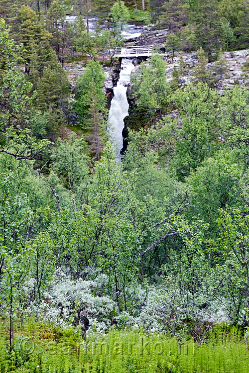 Vanaf de andere kant van de rivier de brug over de Fallfossen in Rondane NP