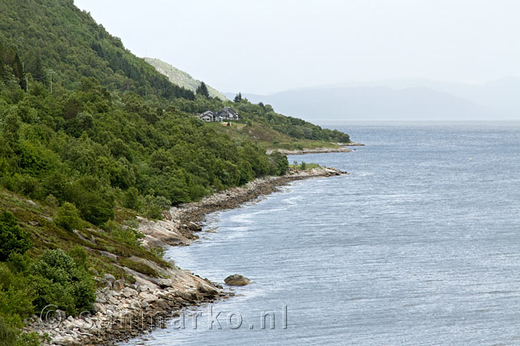 Vanaf het wandelpad het uitzicht op de kustlijn van Hareidslandet